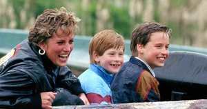 Diana de Gales junto a sus hijos durante su visita a un parque de diversiones.