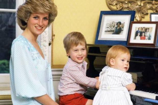 Diana de Gales junto a sus hijos cuando aún era esposa del príncipe Carlos.
