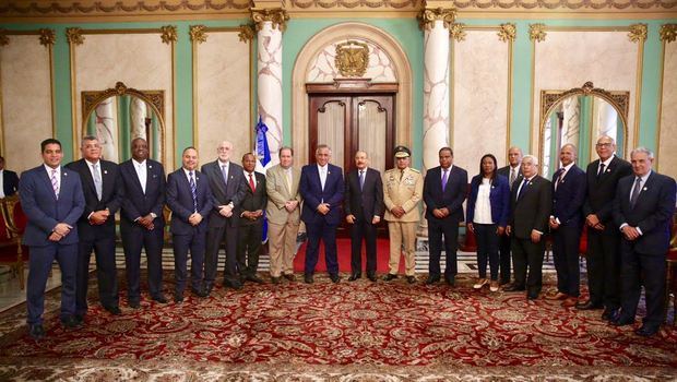 El presidente Danilo Medina junto a Luis Mejía, el teniente general Rubén Paulino Sem, Danilo Díaz, Felipe Vicini y José Joaquín Puello, así como el resto de los miembros del Comité Ejecutivo del Comité Olímpico Dominicano.