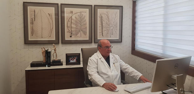 Doctor Rafael Alba Feriz en su consultorio.