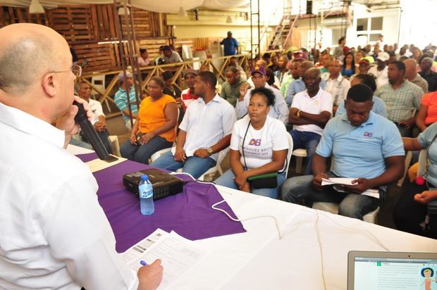 Precandidato presidencial del Partido de la Liberación Dominicana, PLD, Francisco Domínguez Brito en su intervención ante los dirigentes locales de su Partido.