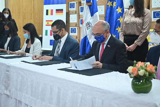 Seis países europeos donaron al Gobierno dominicano equipos médicos y de protección personal y de desinfección para el combate al coronavirus.