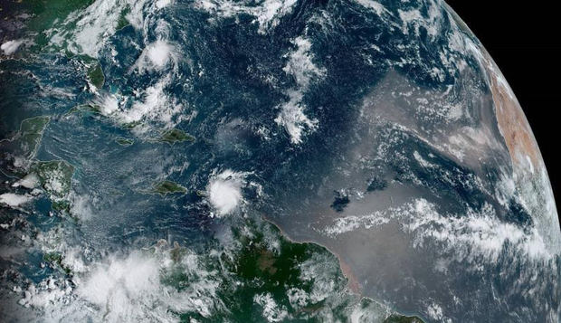 Fotografía cedida este miércoles por la Administración Nacional Oceánica y Atmosférica (NOAA) por vía del Centro Nacional de Huracanes (NHC) donde se muestra el paso de la tormenta tropical Dorian por el Caribe. 