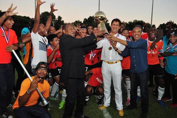 Osiris Guzmán presidente de la Fedofutbol; Félix Ledesma, director de la LDF; y Manuel Estrella, presidente del equipo Cibao FC, tuvieron a su cargo la premiación final del evento.