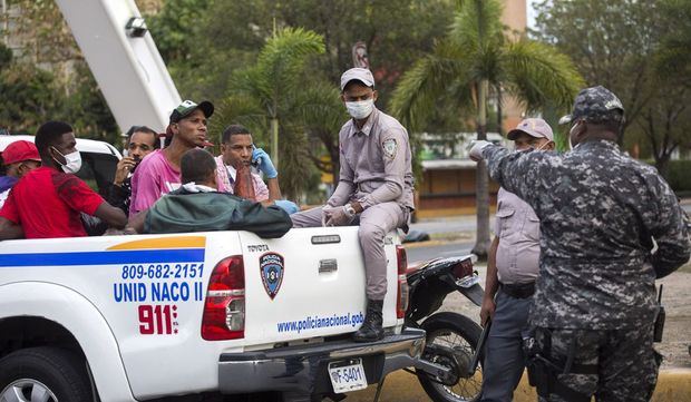 Arrestan a 1,436 personas por violar el toque de queda.