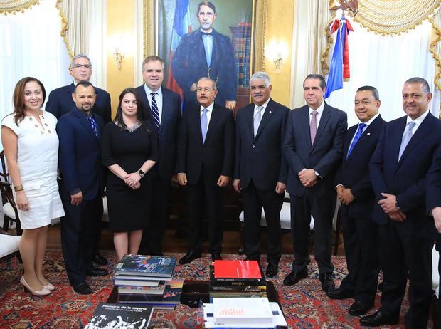 Alto ejecutivo (CEO) de la aerolínea Jet Blue Airway, Señor Robin Hayes y presidente Danilo Medina junto a otros miembros de las entidades correspondientes.