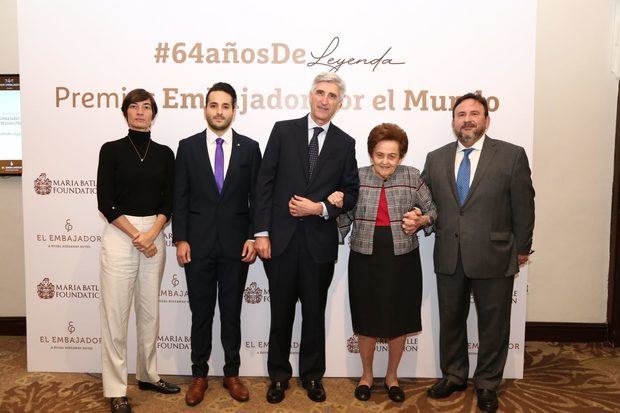 Doña Mery Pérez de Marranzini y Ventura Serra, junto a otros galardonados.