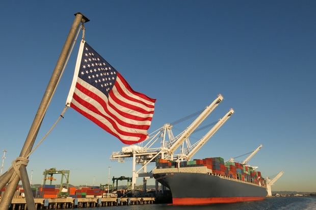 El déficit comercial de Estados Unidos se redujo inesperadamente en abril porque las importaciones de bienes cayeron a un mínimo de 15 meses.
