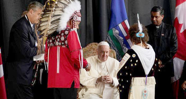 El papa pide perdón por el mal que causó la Iglesia católica a los indí­genas canadienses.