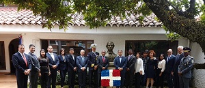 El personal de la embajada dominicana, y el presidente de la Fundación Luces & Sombras, Juan Gilberto Núñez, junto al busto de Juan Pablo Duarte
