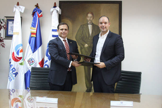 El señor Jochi Vicente y Jose Del Castillo Saviñón, tras la firma del cooperación.