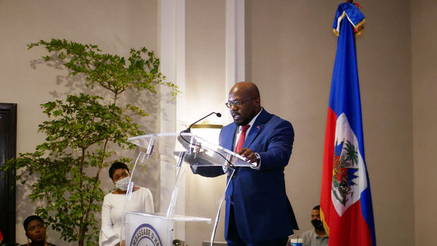 Embajador Smith Augustin pronuncia las palabras centrales del acto en honor a la bandera Haitiana celebrado en el hotel El Embajador.