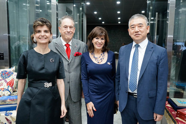 La embajadora de Turquía,Didem Ela Görkem, el Sr. Richard Bernstein, la embajadora de EE.UU. Robin Bernstein y el embajador de Corea, Byung-yun Kim.