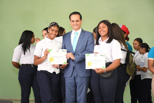 Juventud Prende y Emprende impacta a más 30 mil estudiantes en el país.