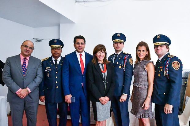 Alcalde David Collado y la embajadora de Estados Unidos, Robin Bernstein junto a los principales oficiales en el Primer Encuentro Anual de Bomberos.