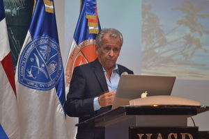 Enrique De León expone el punto de vista del CNLCC en panel Cambio Climático y Turismo