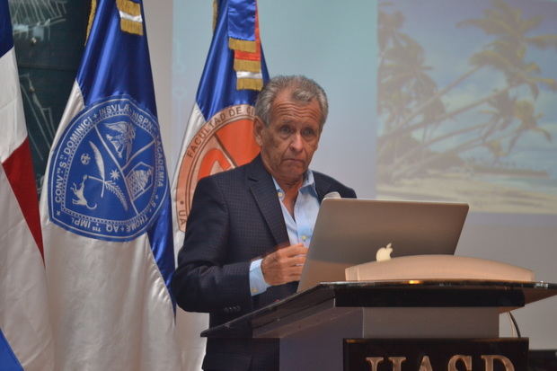 Enrique de León interviene en el Panel Cambio Climático y Turismo en República Dominicana, celebrado en el Paraninfo Ricardo Michel de la Facultad de Ciencias Económicas y Sociales de la Universidad Autónoma de Santo Domingo, UASD.