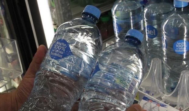 Vista este miércoles de botellas de agua hechas de materiales reciclados, en Ciudad de México, México. 