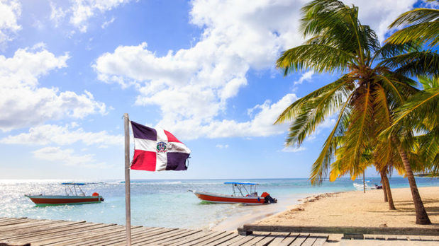 Bandera de la República Dominicana izada en la Isla Saona.