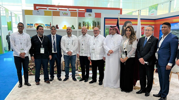 Equipo de Prodominicana junto al Ambassador Ibrahim Fakhro, Director of Protocol of the State of Qatar y el embajador dominicano en Qatar.