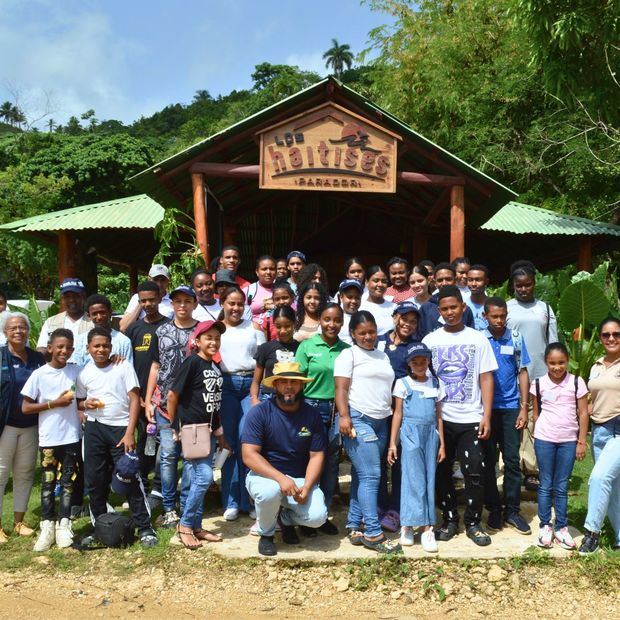 Estudiantes visitan Parada Booking Adventures en Los Haitises