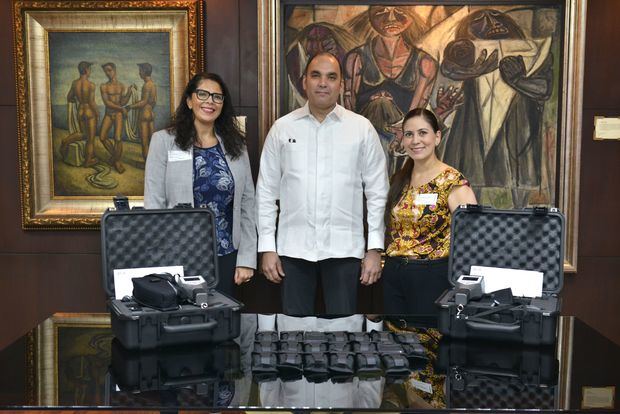 Director de Aduanas, Enrique Ramírez P., (al centro) recibe equipos identifican material radioactivo de parte  de Mónica Dorado, (derecha) asesora de Control de Exportaciones y Seguridad Fronteriza Afín, y de Shaleen M. White, (izquierda) coordinadora regional, ambas de la Embajada de los Estados Unidos en Panamá.

