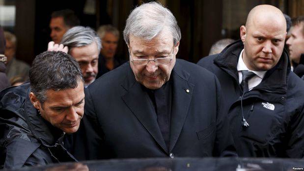 
El cardenal australiano George Pell saliendo de una reunión con víctimas de abuso sexual en el hotel Quirinale en Roma, Italia, el 3 de marzo de 2016. 