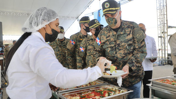 Presidente Abinader almuerza con militares de puestos en la Frontera.  