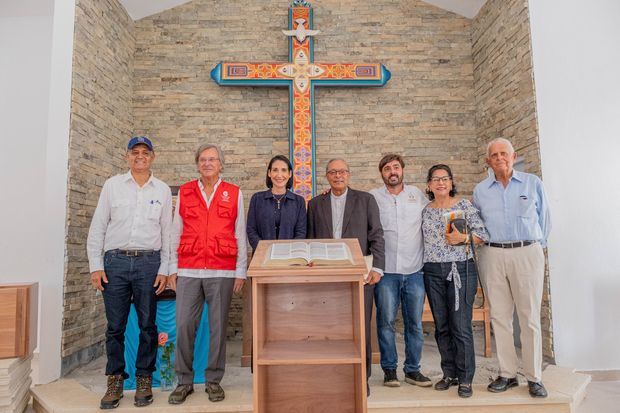 Embajador Antonio Pérez-Hernández y Torra, Manuel Alba Cano, padre Tomás García, Rafael Bisonó y Besaida Santana.