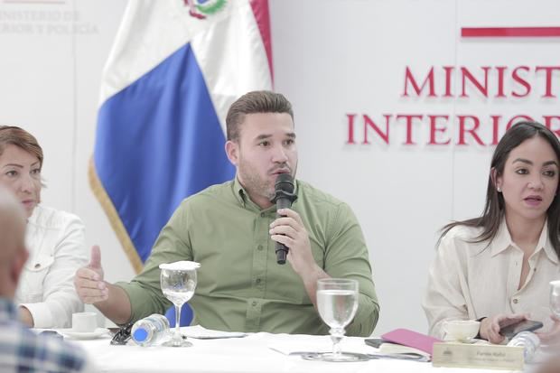 El director del Coba, Fermín Domínguez, habla durante la reunión. 