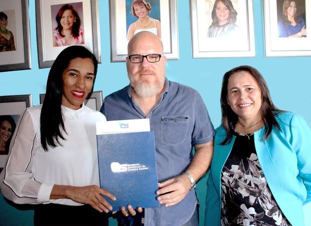 Rosa Arredondo, Patricio Correa y Yosarah Fernández.