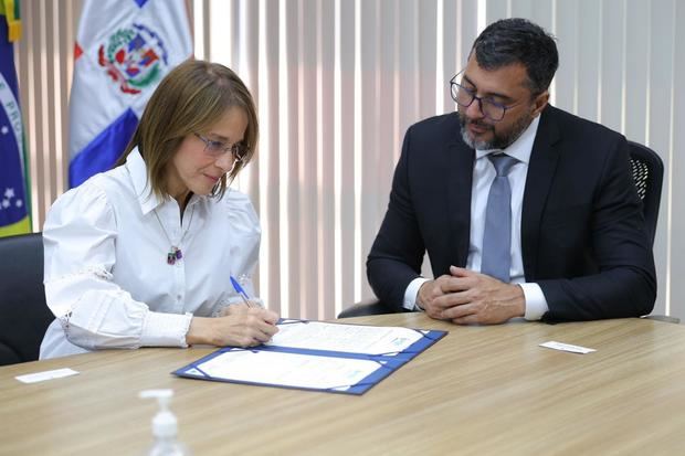 Firma de memorando de Entendimiento de la Embajadora Patricia Villegas junto al Gobernador del Estado de Amazonas Wilson Miranda.