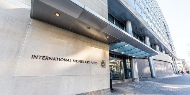 El Fondo Monetario Internacional o FMI es la organización financiera internacional con mayor relevancia.