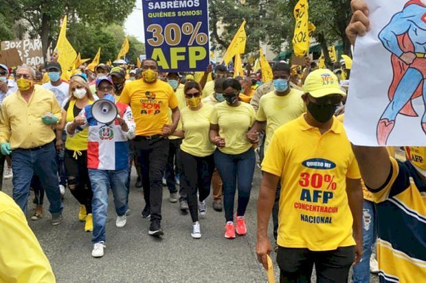 Decenas marchan para exigir la entrega del 30 % de los fondos de pensiones.