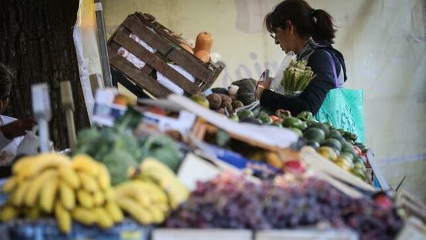 Una mujer compra frutas y verduras en una feria comunitaria para combatir la inflación en Buenos Aires (Argentina).