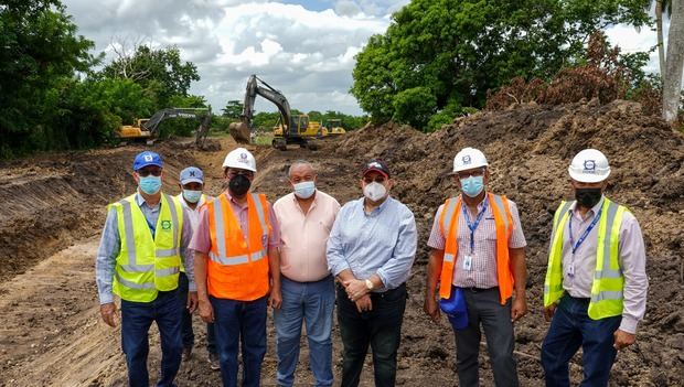 INDRHI inspecciona obras del Este y dialoga con arroceros sobre mejoras al riego.