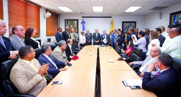 Consenso de los principales partidos dominicanos para aplazar las elecciones.
