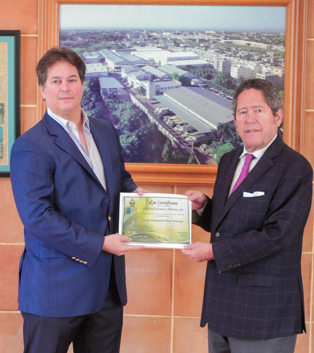 El representante en el país de la compañía británica, Fernando González Nicolás entrega la certificación al vicepresidente ejecutivo de GOPLACA, Erik Di Carlo.