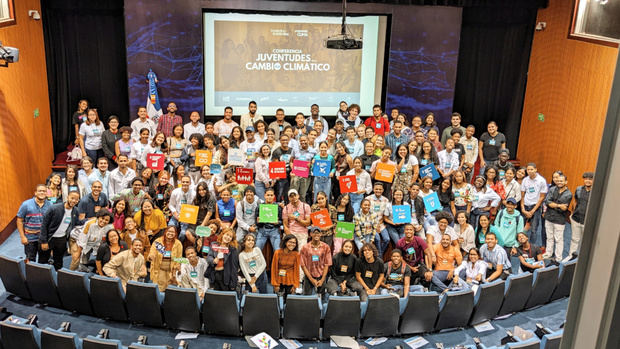 Jóvenes criollos que forman parte de la delegación dominicana en la COP27 en Egipto.