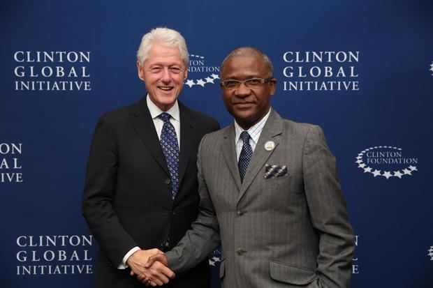 El expresidente EE.UU., Bill Clinton, y el presidente de BRA, Ulrick Gaillard.