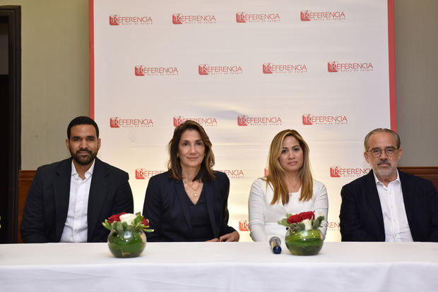 Desde la izquierda, Fernando Despradel, gerente general de Referencia Banco de Sangre; Cynthia León, directora administrativa; Diana Ramírez, directora médica adjunta y Santiago Collado, director médico.