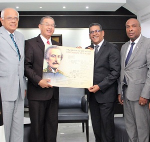 Wilson Gómez, Manuel Rodríguez y Víctor Zalaba entregan símbolos patrios a Rubén Maldonado.