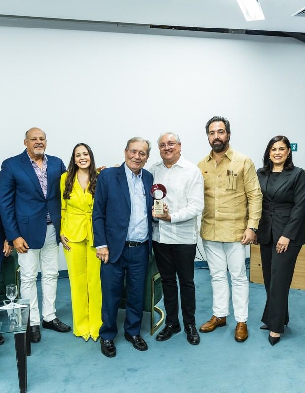 Miguel Lama entrega el reconocimiento de la Corporación, a la trayectoria de Hendrik Kelner.