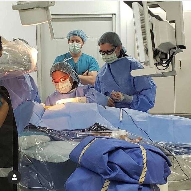 Dra.Eliany Mejía y su equipo médico de la Universidad Virginia colocando a paciente implante.