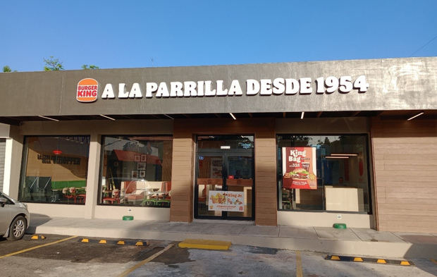 Fachada restaurante Burger King # 22, ubicado en el Centro Comercial JJ González.