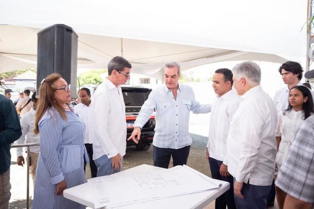 Inversionistas presentan los planos de Square Santiago al presidente Luis Abinader.