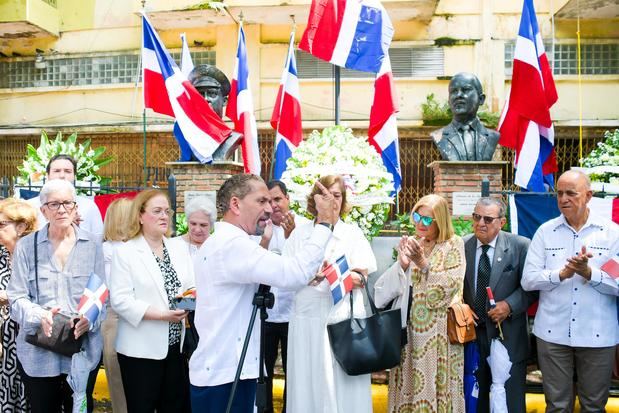 Juan Pablo Uribe, junto a familiares de los héroes, luego de hacer el depósito de ofrenda floral.