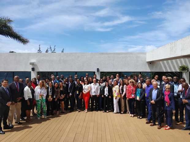 Foto oficial de los representantes de los 14 países miembros de EASA, durante el seminario internacional.