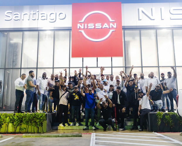 Ejecutivos de Santo Domingo Motors y miembros del Club de Propietarios de Nissan Frontier.