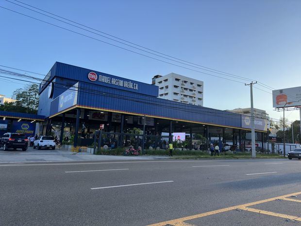 Fachada del nuevo Autocentro Napa de Manuel Arsenio Ureña (MAU), en la avenida 27 de Febrero, número 672.